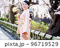 着物で京都を観光する女性　桜　春 96719529