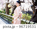 着物で京都を観光する女性　桜　春 96719531