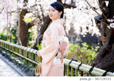 着物で京都を観光する女性　桜　春 96719531