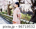 着物で京都を観光する女性　桜　春 96719532
