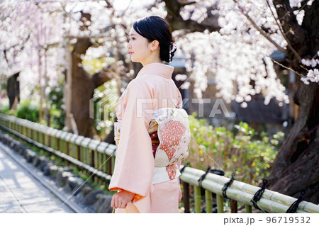 着物で京都を観光する女性　桜　春 96719532