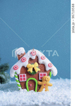 Christmas festive greeting card, mock up, ginger bread house ornament, snow on blue background with copy space. 96719588