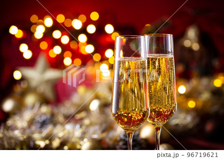 シャンパンでクリスマスを祝う 96719621
