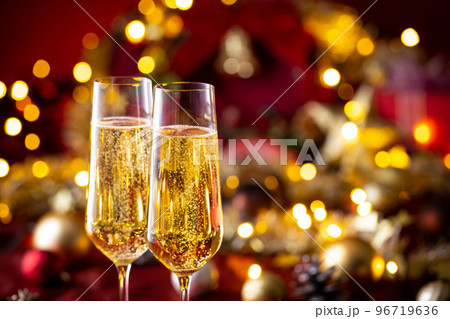 シャンパンでクリスマスを祝う 96719636