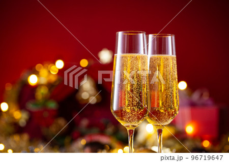 シャンパンでクリスマスを祝う 96719647