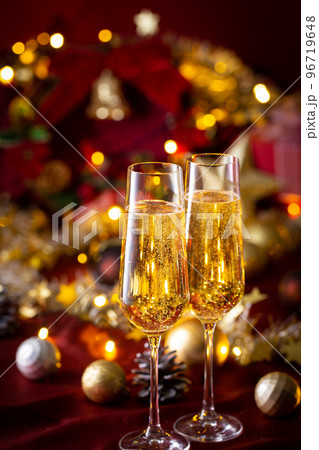 シャンパンでクリスマスを祝う シャンパンでクリスマスを祝う 96719648