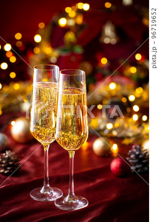 シャンパンでクリスマスを祝う シャンパンでクリスマスを祝う 96719652
