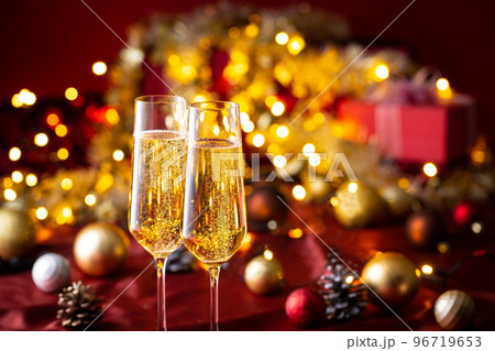 シャンパンでクリスマスを祝う シャンパンでクリスマスを祝う 96719653