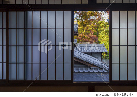 旧三井家下鴨別邸 2階から見る美しい庭(京都市左京区) 旧三井家下鴨別邸 2階から見る美しい庭(京都市左京区) 96719947