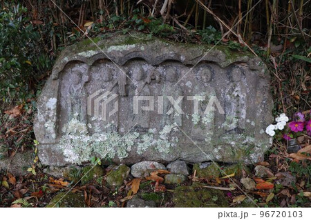 杵築市　財前家国東塔群の六地蔵 96720103