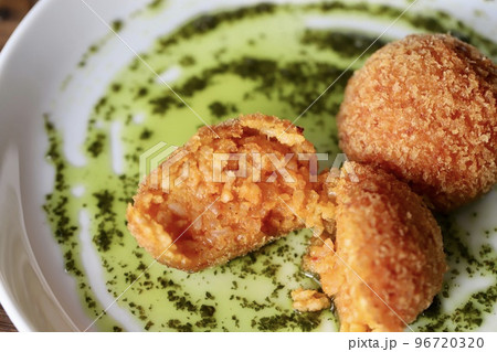 バジルソースのライスコロッケ バジルソースのライスコロッケ 96720320