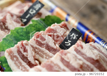 半解凍の北海道産の焼肉用にカットした三元豚　バラ肉と肩ロース肉 96720352