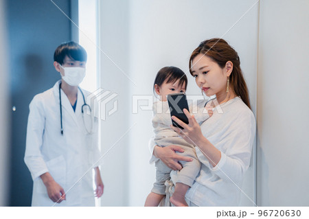在宅医療アプリでドクターを呼ぶ親子 在宅医療アプリでドクターを呼ぶ親子 96720630
