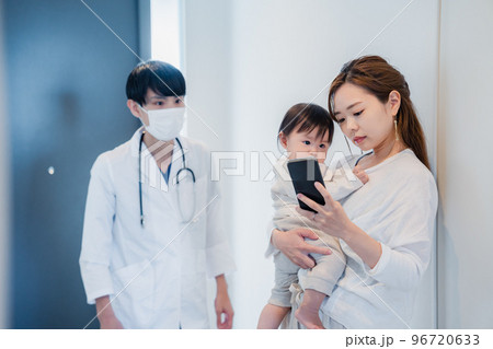 在宅医療アプリでドクターを呼ぶ親子 96720633