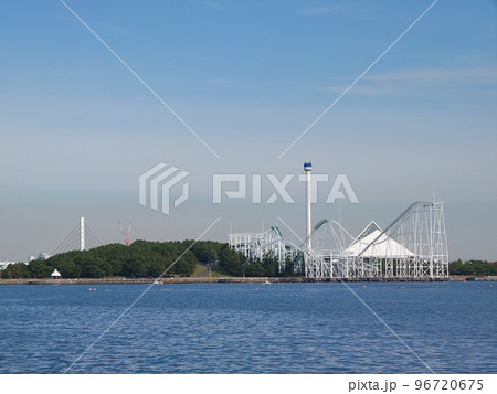海越しの横浜八景島シーパラダイス 96720675