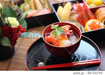 雑煮とおせち 96720749
