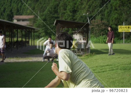 ボールを投げる男性 96720823