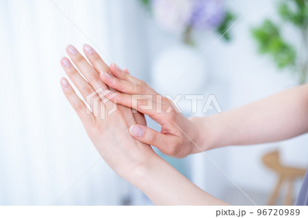 ハンドケアする女性の手元【パーツカット】 ハンドケアする女性の手元【パーツカット】 96720989