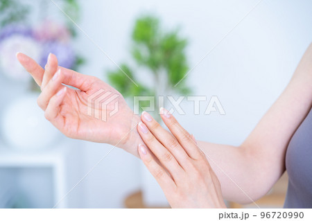 ハンドケアする女性の手元【パーツカット】 96720990
