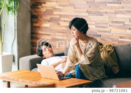 在宅勤務の妻とニート夫 96721061
