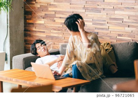 在宅勤務の妻とニート夫 96721065