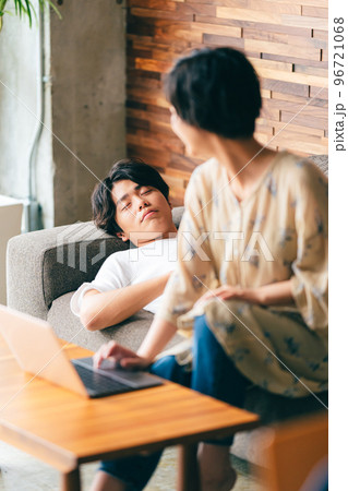 在宅勤務の妻とニート夫 96721068