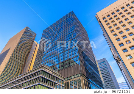 日本の東京都市景観 丸の内の全国銀行協会などを望む。ビル群が夕日を浴びオレンジ色に染まる 96721155