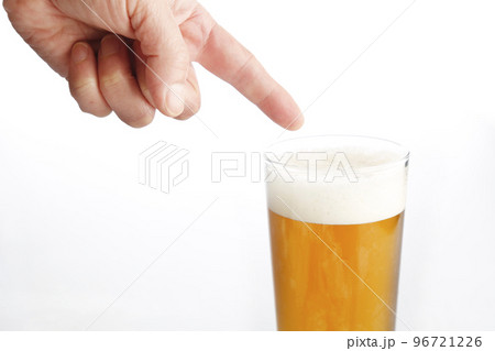 ビールを注ぐ　白い背景　おいしそう 96721226