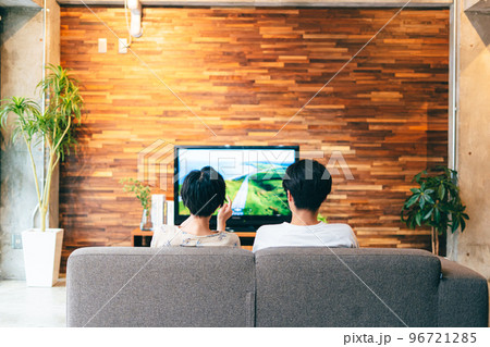 テレビを見るカップル 96721285