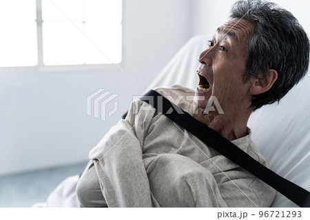 ベッドに縛り付けられた男性 96721293