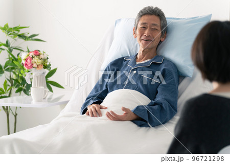 見舞客と話すシニア入院患者 96721298