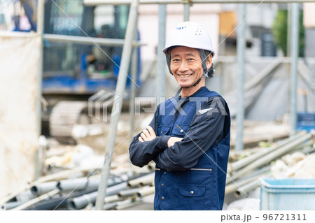 工事現場に立つ作業員　土木　建設　職人 96721311