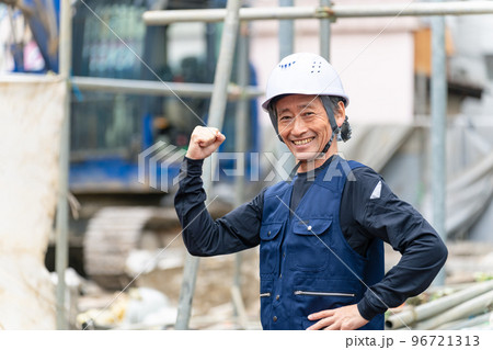 工事現場に立つ作業員　土木　建設　職人 96721313