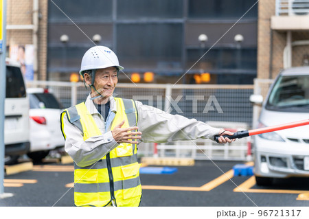 交通誘導する警備員 交通誘導する警備員 96721317