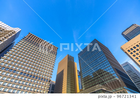 日本の東京都市景観 丸の内の全国銀行協会などを望む。ビル群が夕日を浴びオレンジ色に染まる 日本の東京都市景観 丸の内の全国銀行協会などを望む。ビル群が夕日を浴びオレンジ色に染まる 96721341