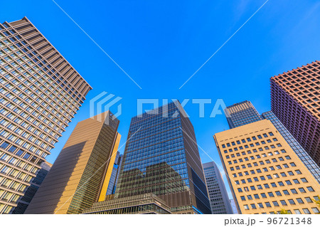 日本の東京都市景観 丸の内の全国銀行協会などを望む。ビル群が夕日を浴びオレンジ色に染まる 96721348
