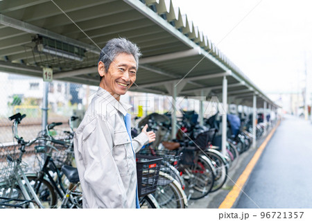 駐輪場を案内する管理者のシニア男性 駐輪場を案内する管理者のシニア男性 96721357