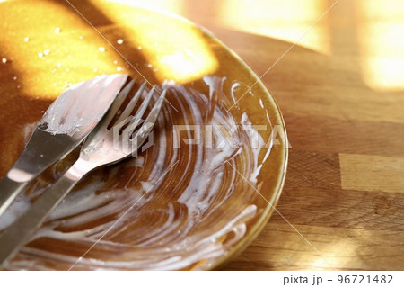 食べ終わりの汚れがついた皿とフォークとナイフ 食べ終わりの汚れがついた皿とフォークとナイフ 96721482