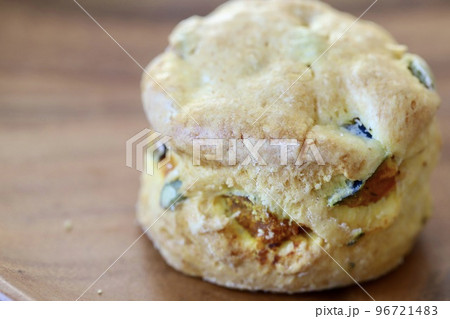 アカシアプレートの上のカボチャスコーン 96721483