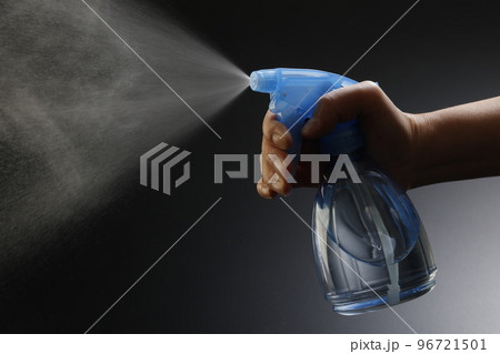 スプレーを噴射　アルコール消毒 96721501