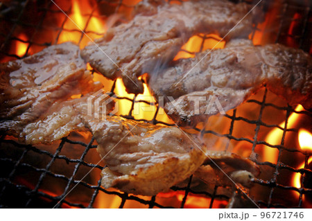 焼肉を炭火で焼いている美味しそう 96721746