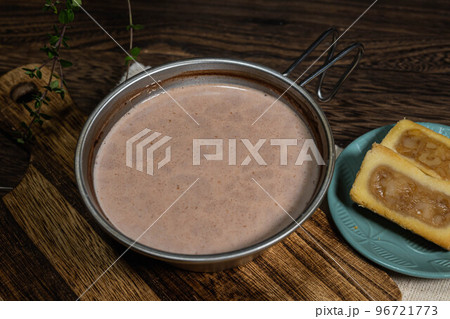 アウトドアで飲むホットココア 96721773