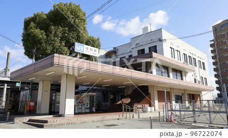 JR西日本、山陽線の宝殿駅(南口)の建物 JR西日本、山陽線の宝殿駅(南口)の建物 96722074