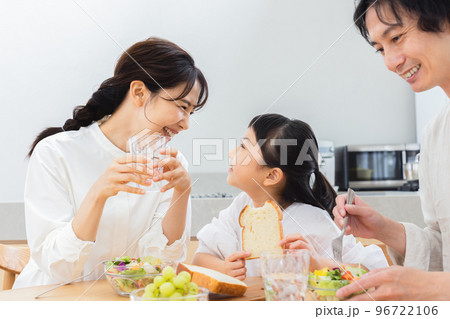 家族 食事 ライフスタイル 家族 食事 ライフスタイル 96722106