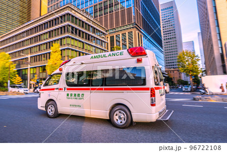 日本の東京都市景観 大手町駅とつながる丸の内の全国銀行協会前を緊急走行する救急車 日本の東京都市景観 大手町駅とつながる丸の内の全国銀行協会前を緊急走行する救急車 96722108