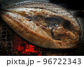 炭火で干物を焼いておいしそう 96722343