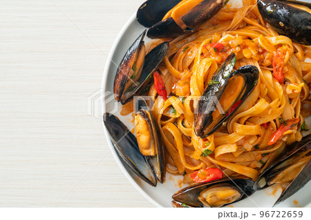 Spaghetti pasta with mussels or clams and tomato sauce 96722659