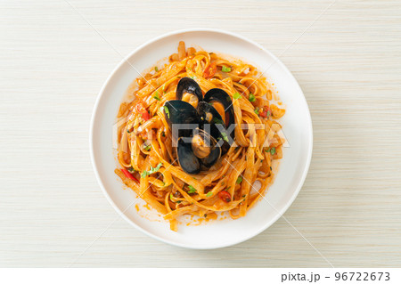 Spaghetti pasta with mussels or clams and tomato sauce 96722673