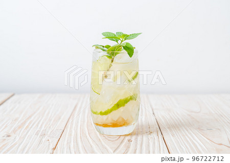 iced honey and lime soda with mint 96722712
