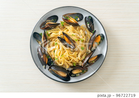 linguine spaghetti pasta vongole white wine sauce 96722719